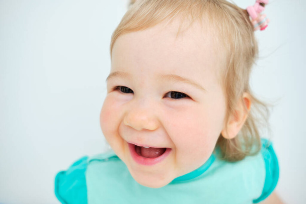 Mutlu ve gülümseyen bir bebeğin portresi. Yaklaş. - Fotoğraf, Görsel