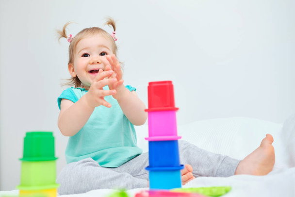 Счастливый и улыбающийся ребенок играет в образовательную игру с костями - Фото, изображение