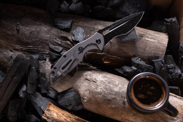 Bıçak ve kahve. Ordu bıçağı ve siyah kömür kahvesi.. - Fotoğraf, Görsel