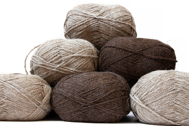 編み物用のウール糸。編み物用のウール糸。自分の手だ。編み物と針仕事。スカーフ、セーター、靴下の糸。あなたの手で家でお金を稼ぐことについての記事。編み物に関する記事 - 写真・画像