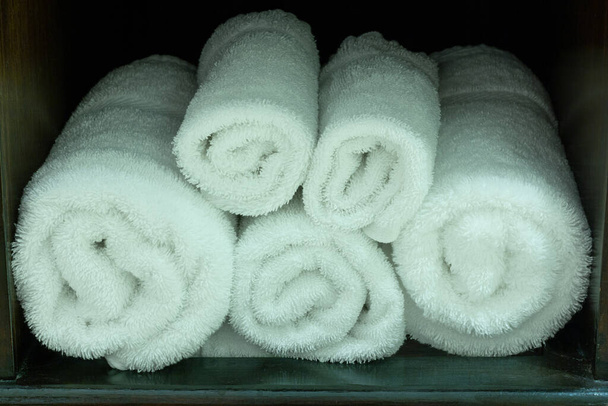 Pilha de toalha branca na prateleira de madeira na mesa - Foto, Imagem