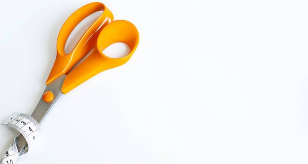 ciseaux orange, objets à coudre sur fond blanc - Photo, image