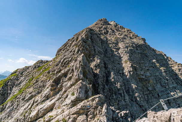 Beklimmen van de Karhorn Via Ferrata bij Warth Schrocken in het Lechquellen gebergte in Vorarlberg Oostenrijk - Foto, afbeelding