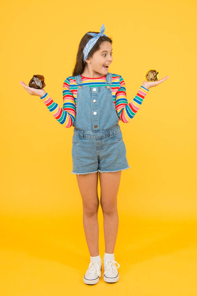 Chica feliz emocionado deliciosos cupcakes, disfrutar del concepto de postre - Foto, Imagen