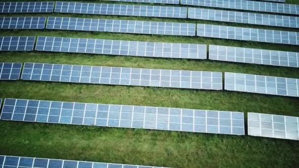Planta de energia solar na grama vista de cima para baixo - Filmagem, Vídeo