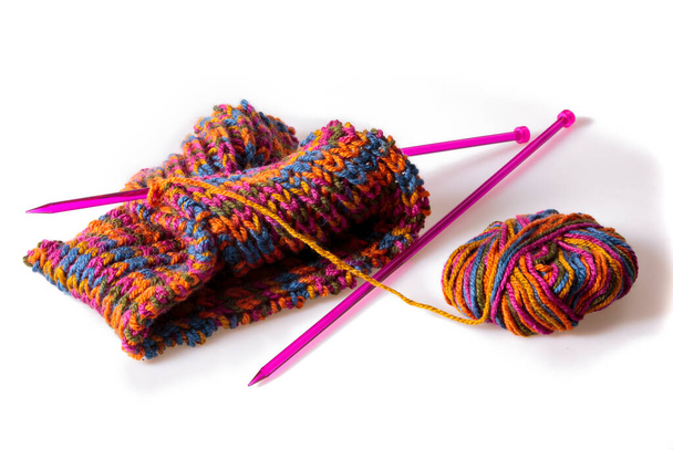 Vista dall'alto di un panno di lana colorato, aghi e una matassa isolata su bianco - Foto, immagini