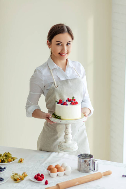 beautiful female confectioner looking at the camera - Foto, Imagen