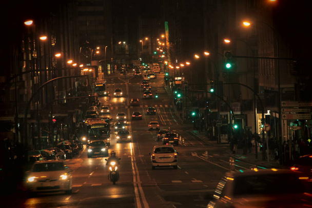 Tráfico en una carretera urbana - Foto, Imagen