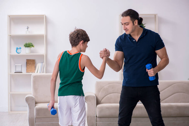 Vater und Sohn beim Sport im Haus - Foto, Bild