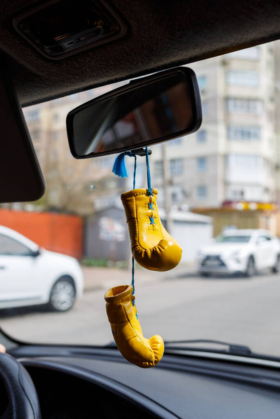 guantoni da boxe sullo specchietto retrovisore in macchina - Foto, immagini