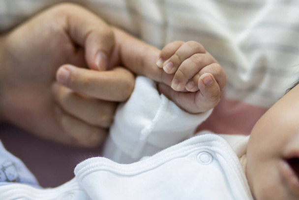 Asijský novorozený chlapeček držící matku za ruku. Láska rodina zdravotní péče a lékařské tělo část otce den koncept panoramatický banner - Fotografie, Obrázek