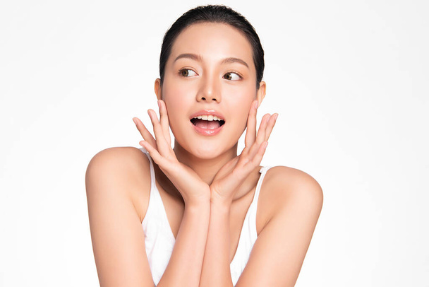 Hermosa mujer asiática joven con piel limpia fresca, sobre fondo blanco, cuidado facial, tratamiento facial. Cosmetología, belleza y spa. Retrato de mujeres asiáticas - Foto, Imagen