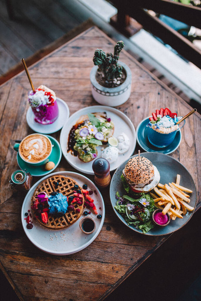Café da manhã colorido em restaurante balinês em uma varanda - Foto, Imagem
