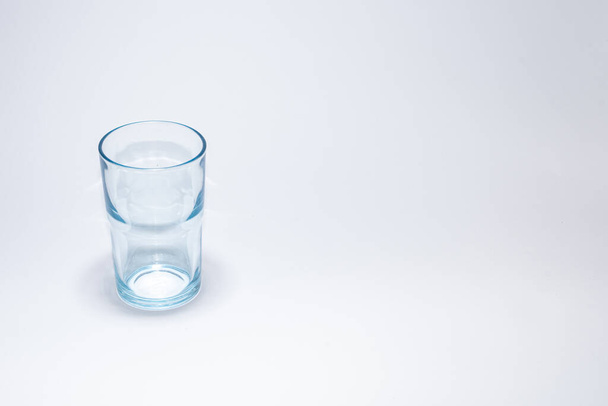 Copa de vidrio tradicional sobre fondo blanco - Foto, Imagen