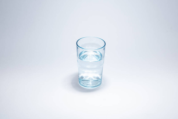 Traditionele glazen beker over witte achtergrond - Foto, afbeelding