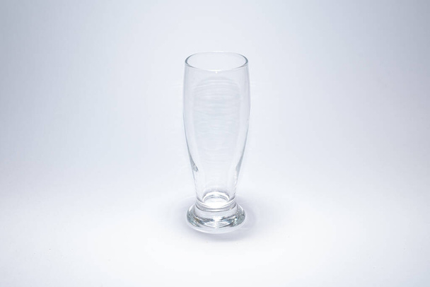 Beyaz zemin üzerinde geleneksel cam bardak - Fotoğraf, Görsel