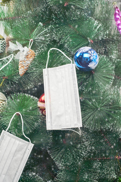 Χριστουγεννιάτικο δέντρο με μάσκες προσώπου - Φωτογραφία, εικόνα