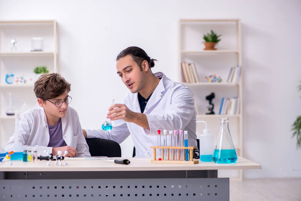 Jeunes chimistes père et fils dans le laboratoire - Photo, image