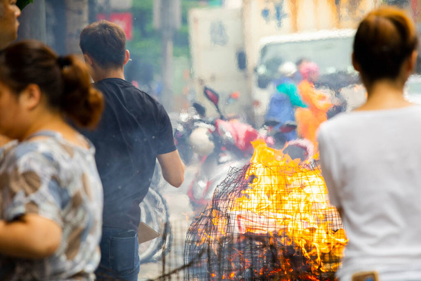 Prácticas religiosas tradicionales chinas, Zhongyuan Purdue, Chinese Ghost Festival, believers burn paper money - Foto, imagen