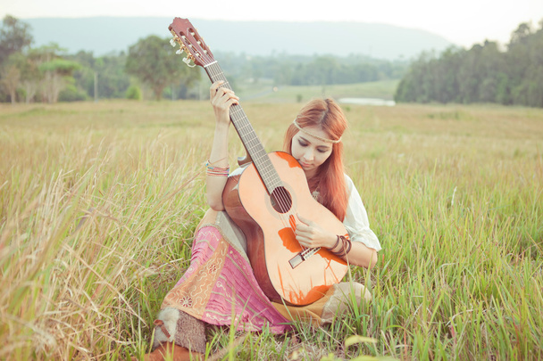 hippie κορίτσι παίζει κιθάρα στο χόρτο - Φωτογραφία, εικόνα