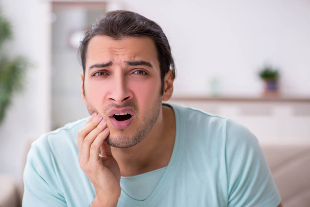 Jeune homme souffrant de mal de dents - Photo, image