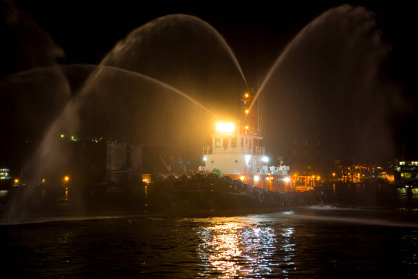 台湾基隆港、新年や祭りでは、曳航船は祭りを祝うためにウォータージェットを笛とスプレーします。 - 写真・画像
