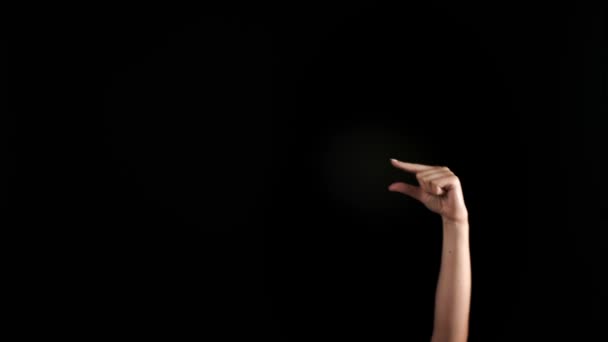 Ręka pokazuje literę G na ciemnym tle. Alfabet języka migowego - Materiał filmowy, wideo