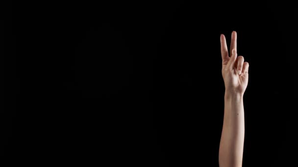 Hand zeigt Buchstabe K auf dunklem Hintergrund. Zeichensprache Alphabet - Filmmaterial, Video