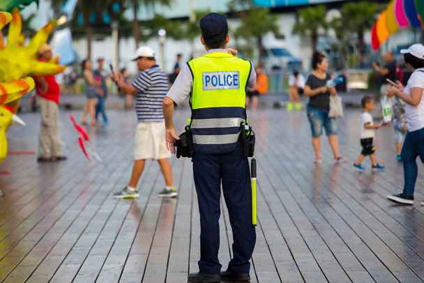 Taiwan Tempelmesse bewacht die Sicherheitspolizei, Patrouillen auf dem Platz, um die Sicherheit der Menschen zu überwachen - Foto, Bild