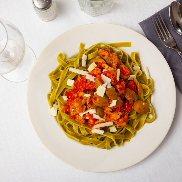 Italian spinach tagliatelle pasta with tomato sauce - Valokuva, kuva