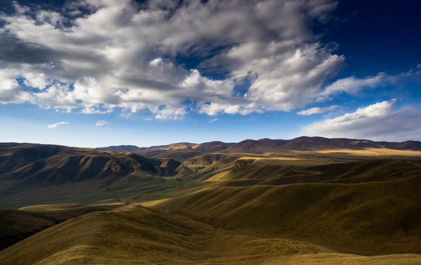 Majestatyczne góry Tian Shan w Kazachstanie, niedaleko Almaty  - Zdjęcie, obraz