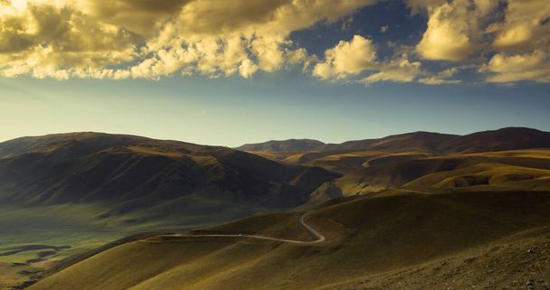 Montagne maestose di Tian Shan in Kazakistan, vicino ad Almaty  - Foto, immagini