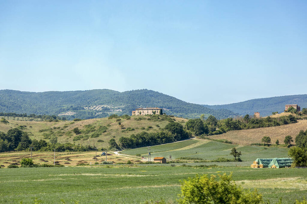 Rural landscape of the Italian region of Tuscany near Florence - Foto, Imagen