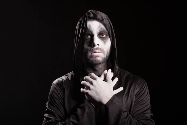 Жуткий ангел смерти на черном фоне с капюшоном - Фото, изображение