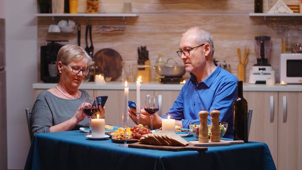 Usando telefones durante o jantar romântico - Foto, Imagem