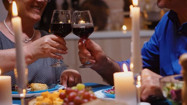 夫婦でワインと一緒に食事 - 写真・画像