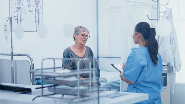 Paziente anziana con infermiera - Foto, immagini