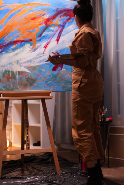 Pintor en estudio de arte - Foto, imagen