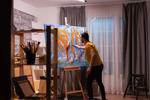 Pintor contemporáneo en estudio - Foto, Imagen