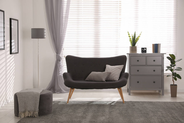 Stylish living room interior with comfortable sofa near window - Foto, afbeelding