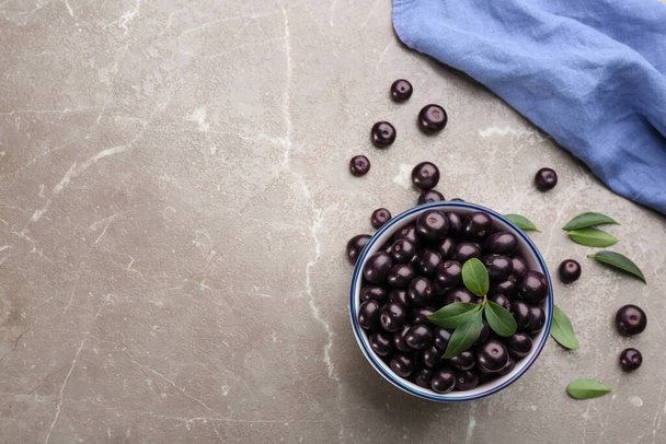 Fresh acai berries in bowl on light marble table, flat lay. Space for text - Fotografie, Obrázek