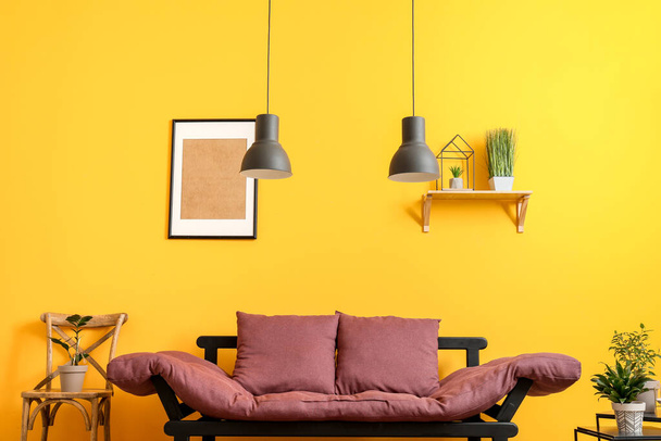 Stilvolle Einrichtung des Wohnzimmers mit Sofa - Foto, Bild