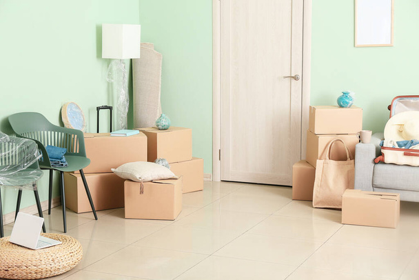 Картонні коробки з речами в новій квартирі в рухомий день
 - Фото, зображення
