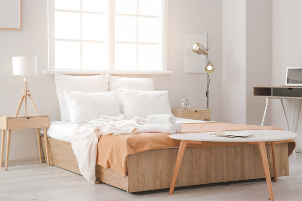 Groot comfortabel bed in hotelkamer - Foto, afbeelding