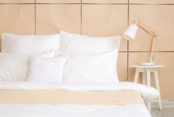 Grande cama confortável no quarto de hotel
 - Foto, Imagem