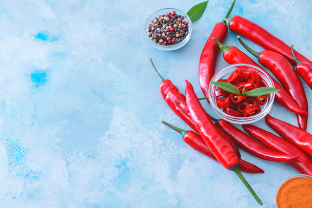 Hot chilli pepř s kořením na barevném pozadí - Fotografie, Obrázek