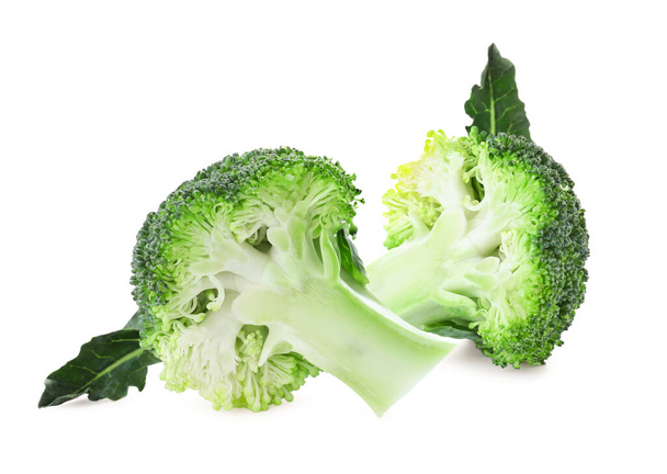 Brócoli verde fresco sobre fondo blanco. Planta comestible - Foto, Imagen
