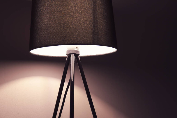 Zářící lampa na tmavém pozadí - Fotografie, Obrázek