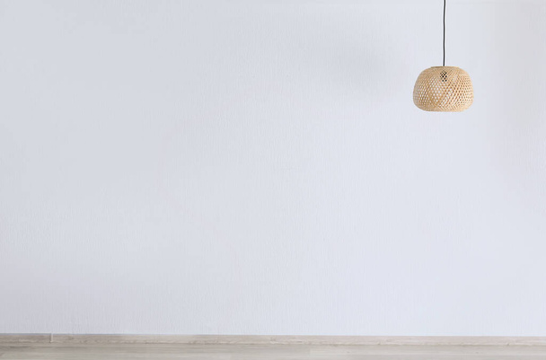 Лампа висит у стены в комнате - Фото, изображение