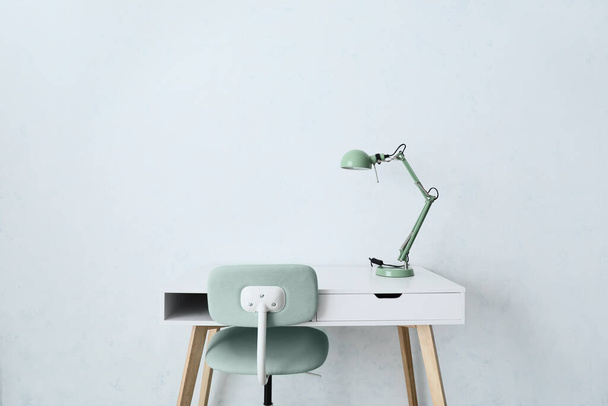 Stół z lampą i krzesłem w pustym pomieszczeniu - Zdjęcie, obraz